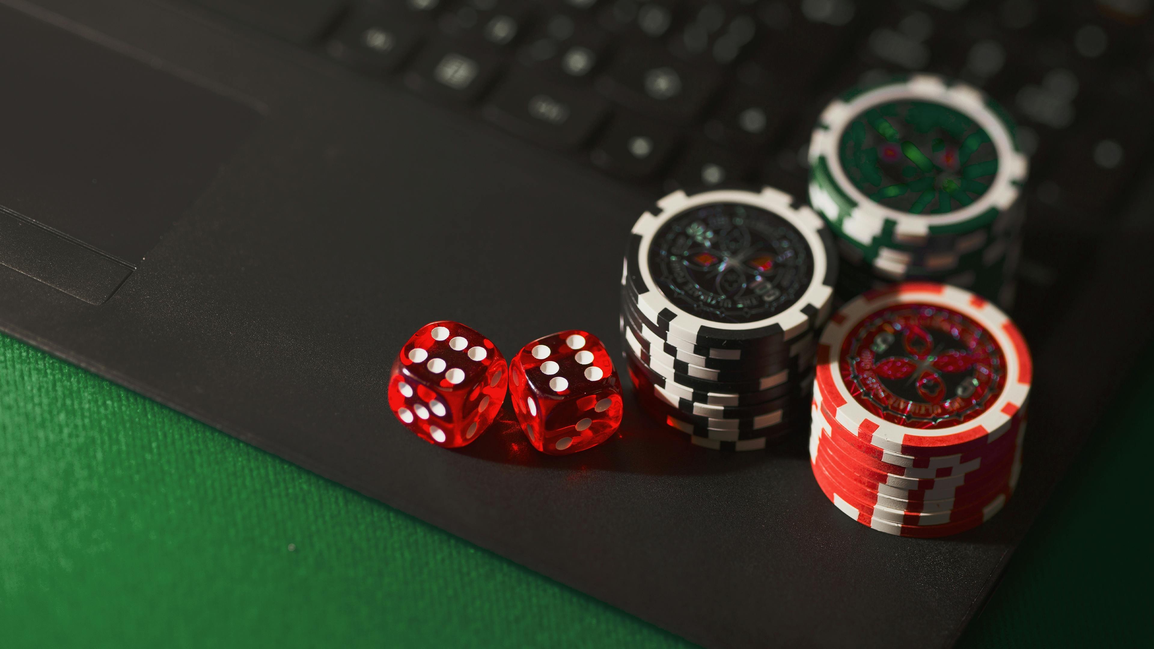 jg996 Sportsbook မိုဘိုင်းဖုန်းမှ ကစားသမားများ ဘောလုံးလောင်းကစားနေသောပုံ